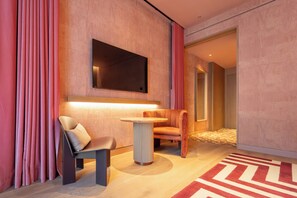 Hochwertige Bettwaren, Minibar, Zimmersafe, Schreibtisch