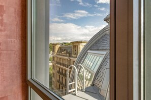 A view from a window with a balcony, overlooking a building with classical architecture and a clear sky. - Hotel Palacio Bellas Artes San Sebastián, Curio Collection (San Sebastian)