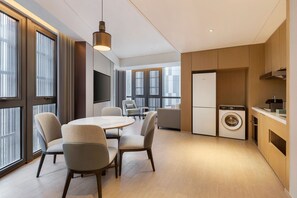 Apartamento, 2 habitaciones | Ropa de cama de alta calidad, edredones de plumas, minibar y caja fuerte