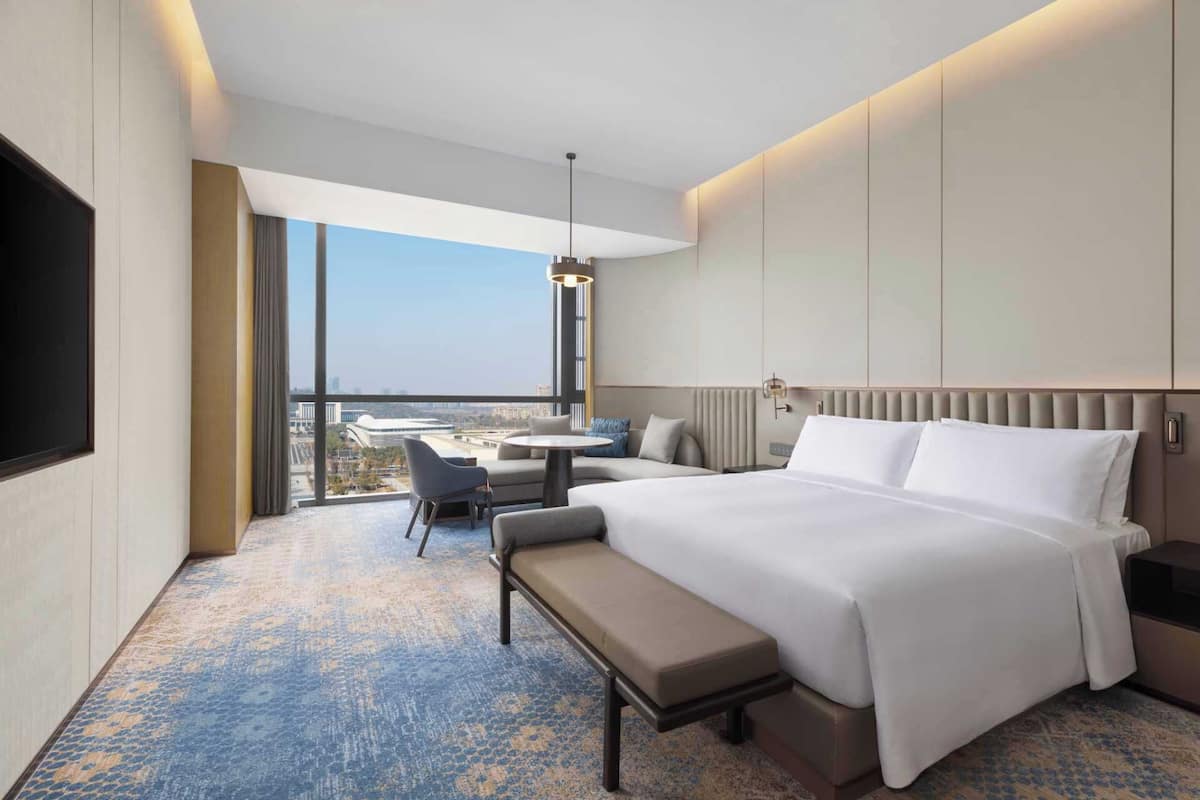 Deluxe Room, 1 King Bed | Premium bedding, down duvets, minibar, in-room safe