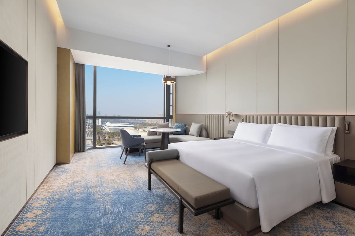 Premium Room, 1 King Bed | Premium bedding, down duvets, minibar, in-room safe