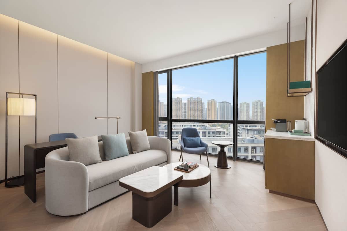 Suite Deluxe, 1 très grand lit | Literie de qualité supérieure, couette en duvet d'oie, minibar
