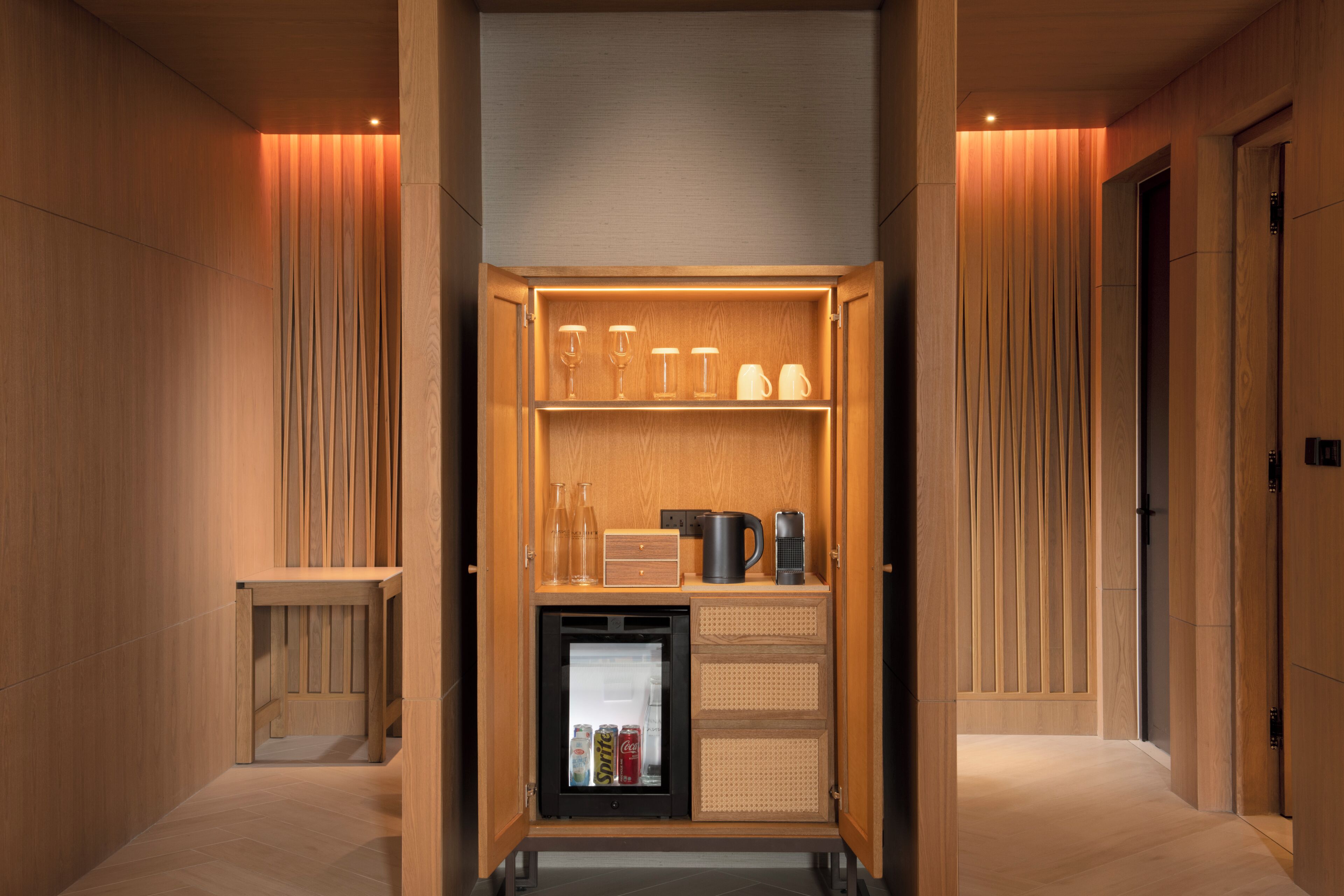 Minibar, caja fuerte, escritorio y espacio para trabajar con un portátil