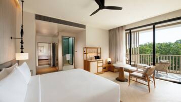 Executive Room, 1 Katil Raja (King), Balcony | Bar mini, peti besi dalam bilik, meja, ruang kerja komputer riba