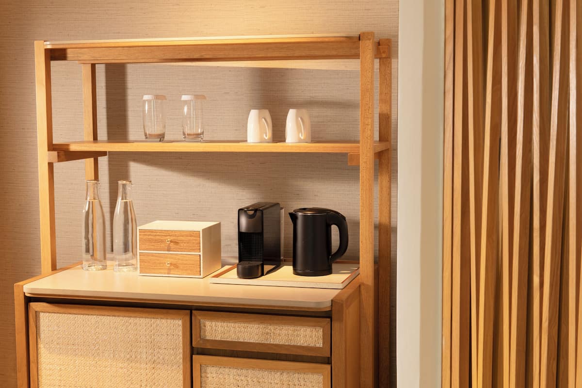 Minibar, caja fuerte, escritorio y espacio para trabajar con un portátil