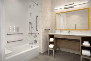 Suite estudio, 2 camas de matrimonio, accesible para personas con discapacidad, bañera | Baño | Bañera, secador de pelo, toallas y jabón