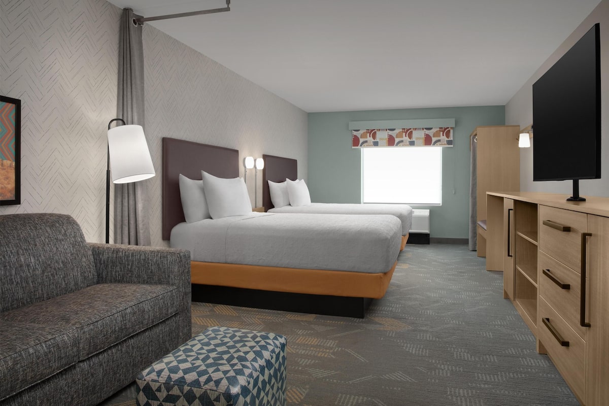 Studio Suite, 2 Queen Beds | Living area | 46-inch Smart TV with satellite channels, Netflix, Hulu