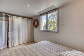 Tabla de planchar con plancha, wifi y ropa de cama 