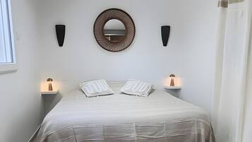 Tabla de planchar con plancha, wifi y ropa de cama