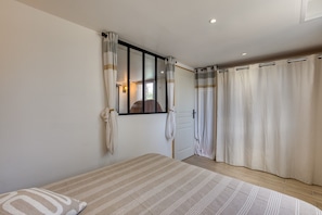 Tabla de planchar con plancha, wifi, ropa de cama