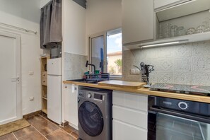 Frigorífico, microondas, horno y placa de cocina