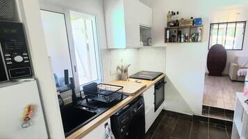 Kylskåp, mikrovågsugn, ugn och spishäll