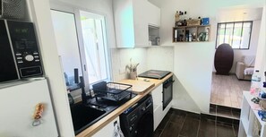 Kylskåp, mikrovågsugn, ugn och spishäll