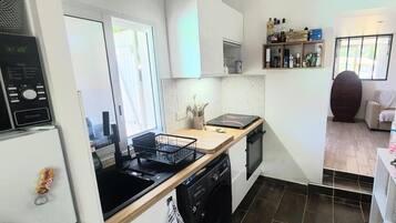 Réfrigérateur, micro-ondes, four, plaque de cuisson