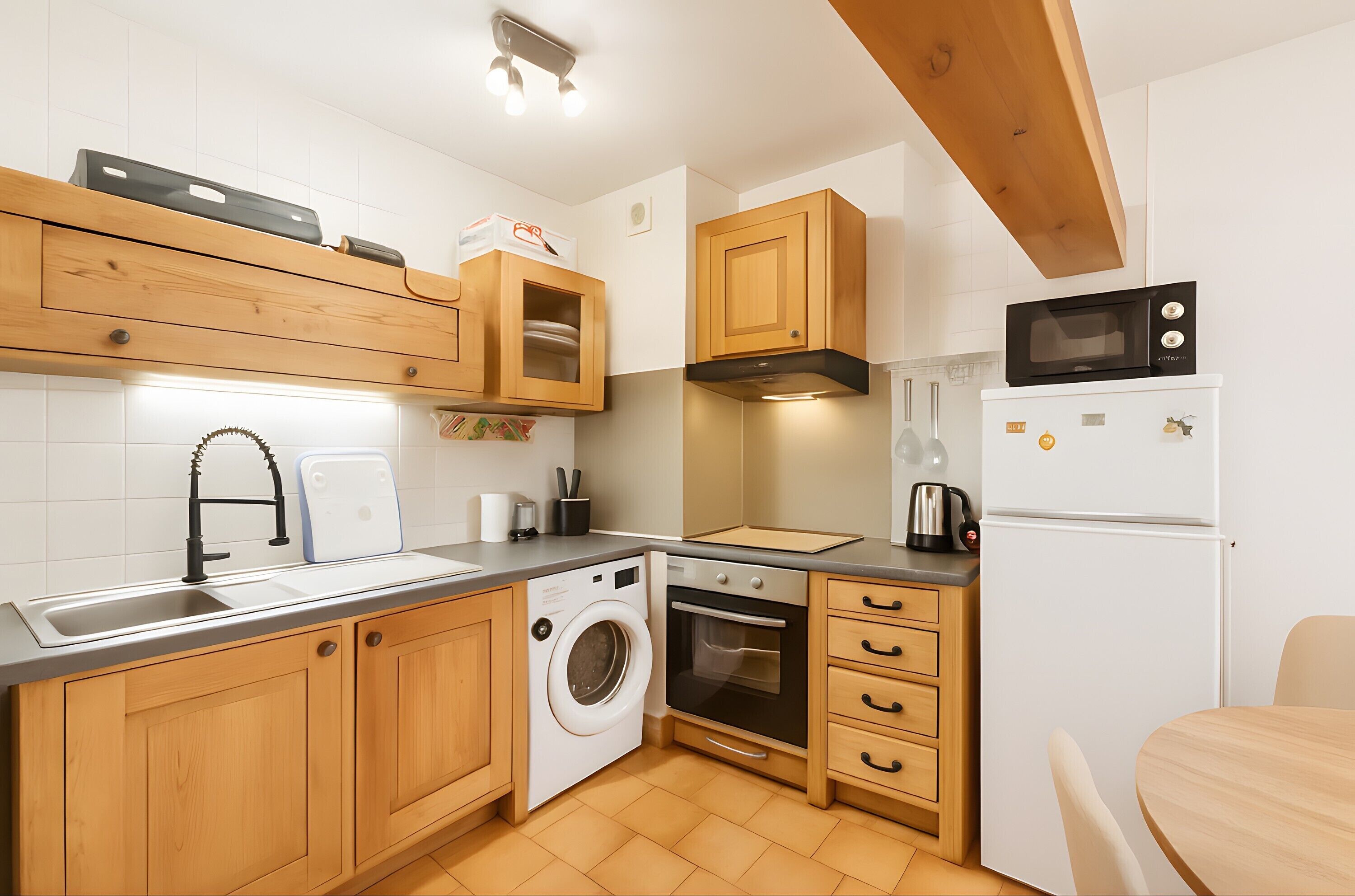 Kjøleskap, mikrobølgeovn, ovn og kokeplater