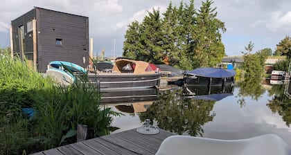 6-persons Houseboat Experience in Amsterdam