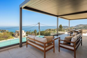 Majo Kyma Villa 6-Bedroom Panoramic Sea View | 露台/庭院