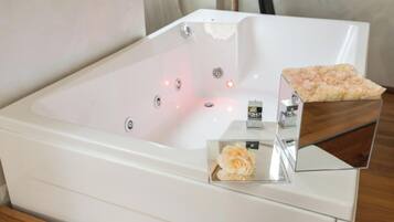 Ducha, bañera de hidromasaje, secador de pelo y bidé