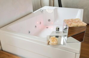 Ducha, bañera de hidromasaje, secador de pelo y bidé