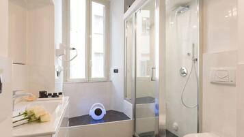 Doccia, vasca idromassaggio, asciugacapelli, bidet