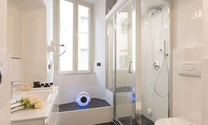 Dusche, Whirlpool, Haartrockner, Bidet