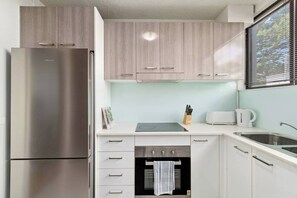 Fridge, microwave, oven, stovetop - Bourke Escape Seaside Comfort near Wollongong CBD (Wollongong)