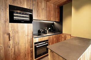 Réfrigérateur, four à micro-ondes, un four, surface de cuisson