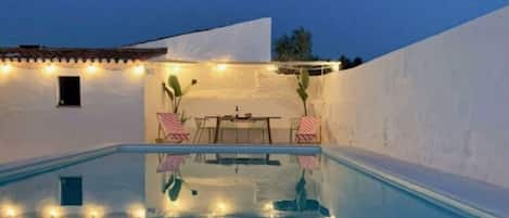 Utendørsbasseng, bassengparasoller og solsenger