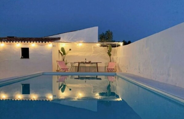 室外游泳池，池畔遮阳伞，日光浴躺椅