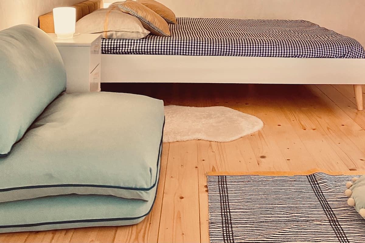 办公桌、笔记本电脑工作区、遮光窗帘、隔音