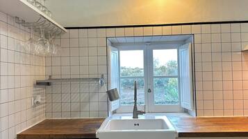 Full-size fridge, microwave, oven, stovetop