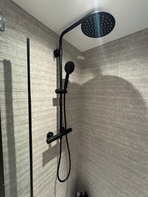 Douche, sèche-cheveux, serviettes fournies, savon