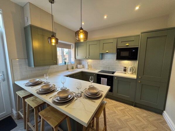 Four à micro-ondes, un four, lave-vaisselle