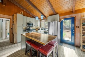 Fridge, microwave, oven, stovetop - Fire Pit | Walk to Trails | Central Heat (Big Bear Lake)
