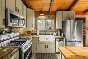 Fridge, microwave, oven, stovetop - Fire Pit | Walk to Trails | Central Heat (Big Bear Lake)