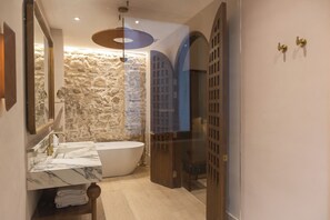 Premium Room, 2 Queen Beds | Bathroom | Hair dryer, towels, soap, shampoo - Palacio del Agua by Faranda Boutique (Cartagena)