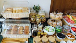 Un bufé de desayuno con diversos alimentos y salsas.