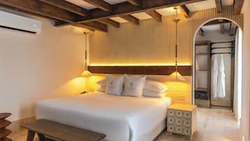 Premium Room, 1 King Bed | Minibar, in-room safe, soundproofing, iron/ironing board