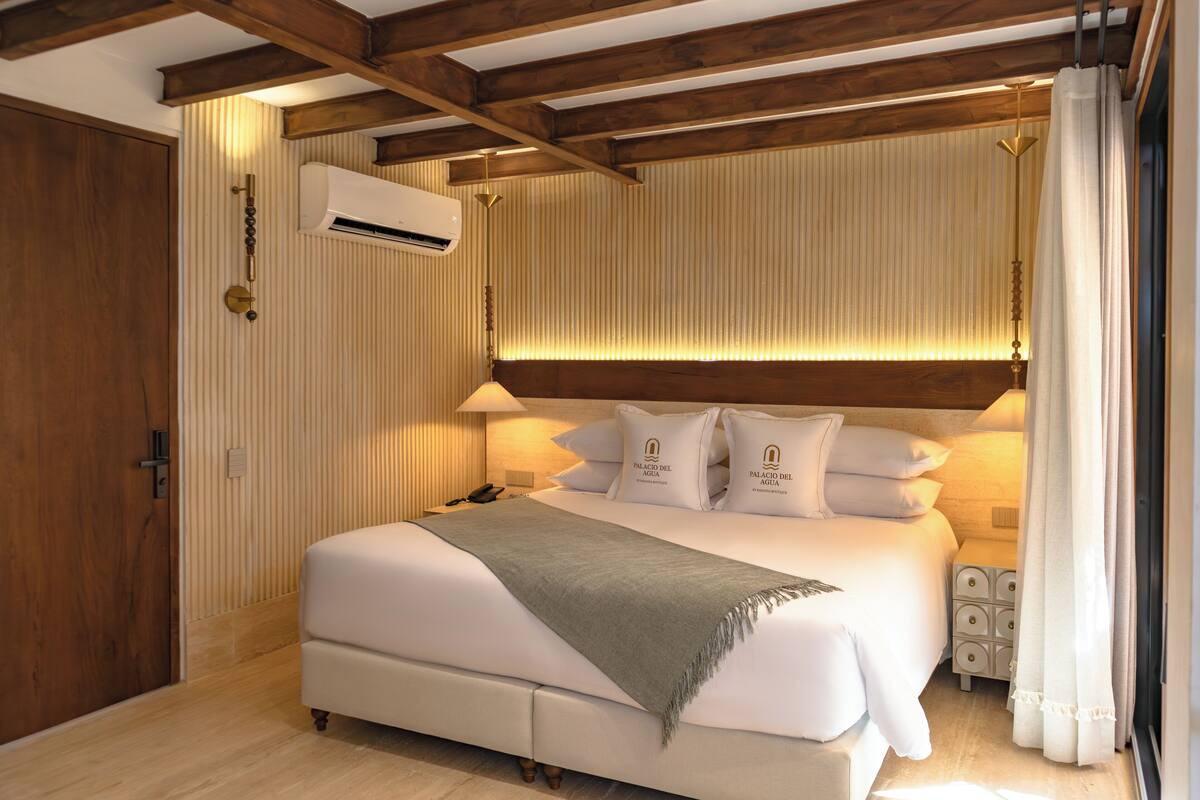 Habitació júnior, 1 llit de matrimoni gran | Minibar, caixa forta a l'habitació i habitacions insonoritzades 
