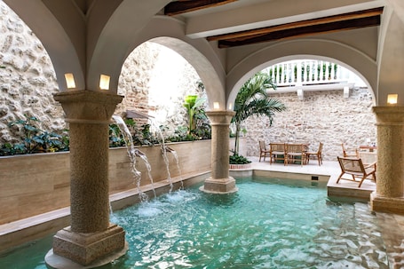 Una piscina al aire libre. Palacio del Agua by Faranda Boutique