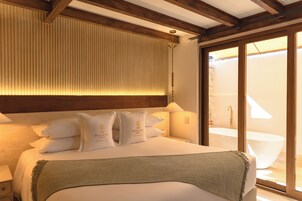 Junior Room, 1 King Bed | Minibar, in-room safe, soundproofing, iron/ironing board