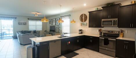 Refrigerador, microondas, horno, placa de cocina