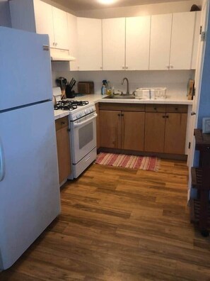 ثلاجة، فرن، موقد طهي مسطح، مستلزمات طهي/أطباق/أوعية