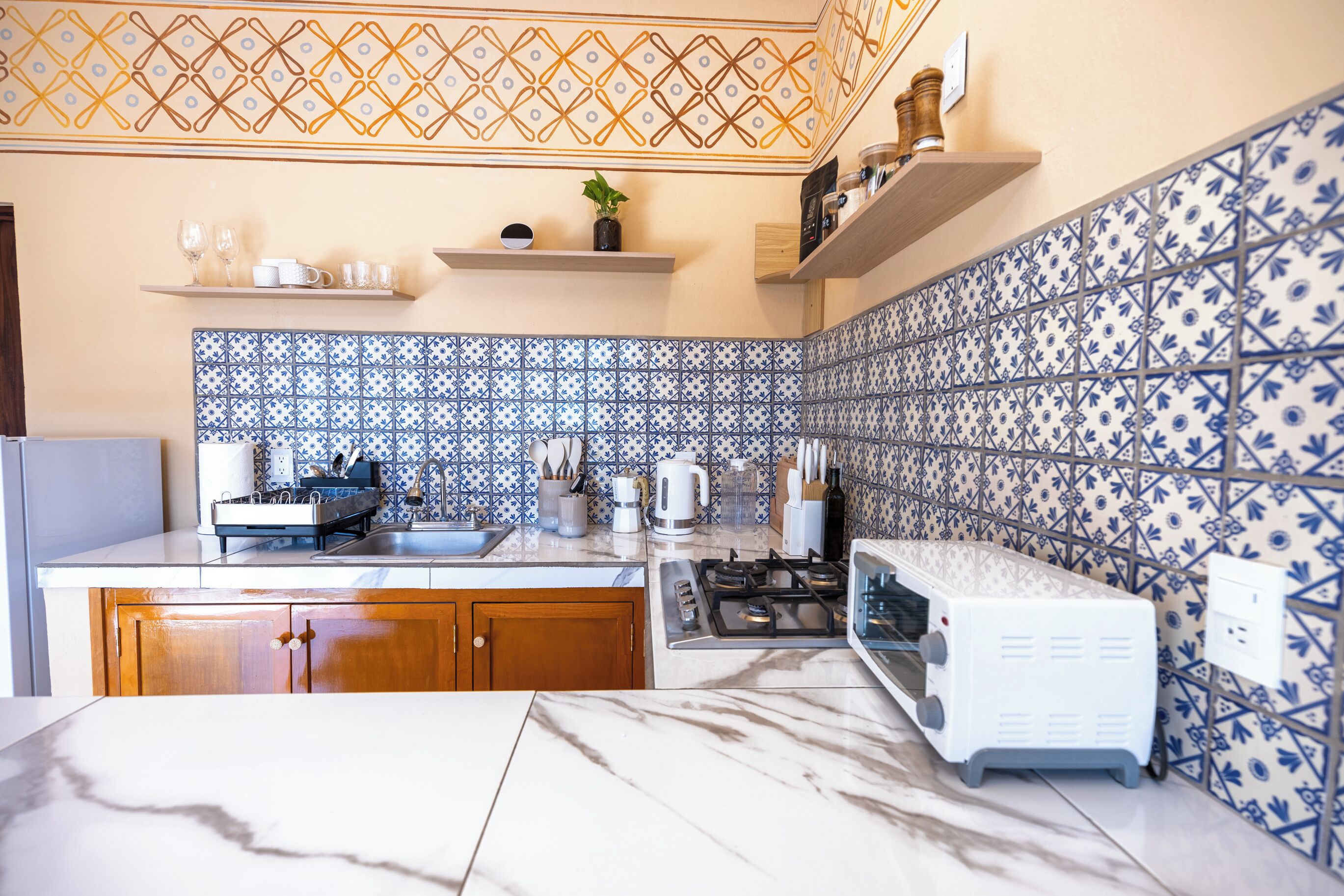 Fridge, oven, stovetop, coffee/tea maker