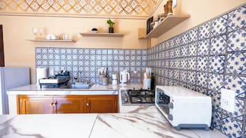 Fridge, oven, stovetop, coffee/tea maker