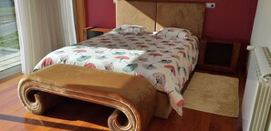 Silitysrauta/-lauta, Wi-Fi, vuodevaatteet