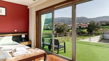 Een strijkplank/strijkijzer, wifi, beddengoed