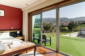 Tabla de planchar con plancha, wifi y ropa de cama 