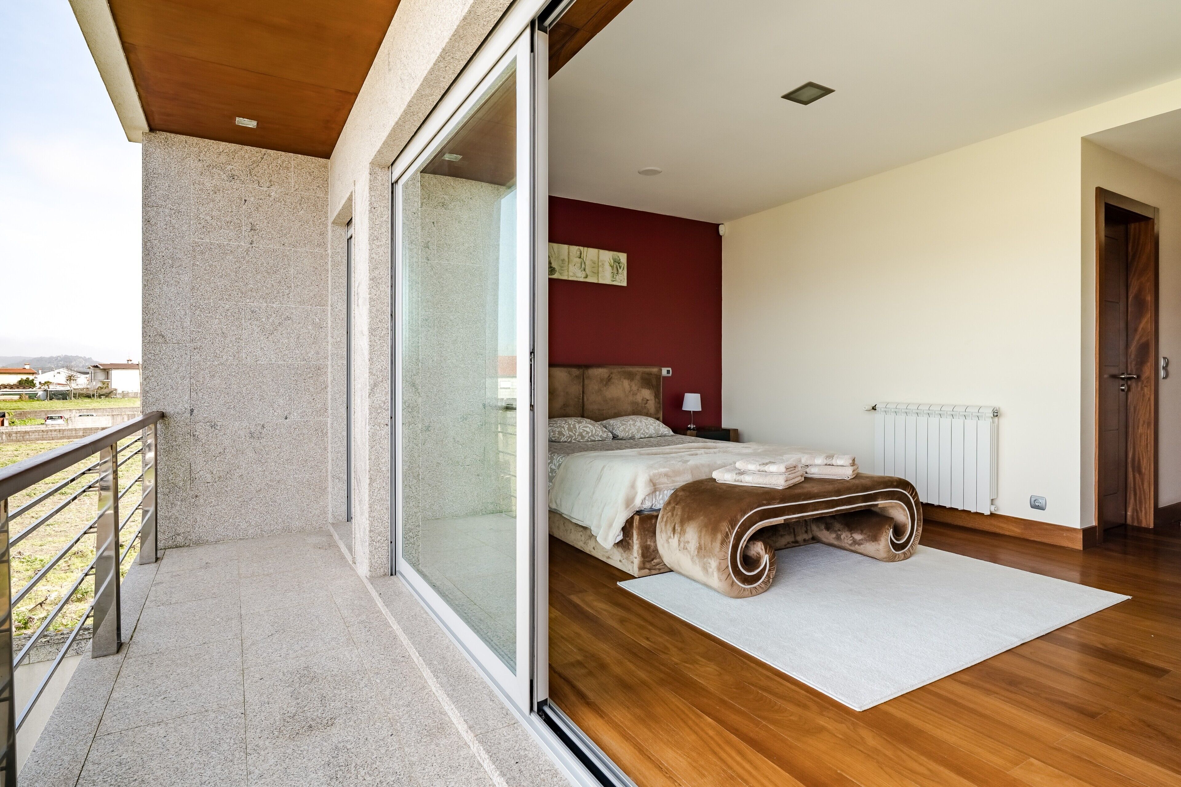 Tabla de planchar con plancha, wifi y ropa de cama 