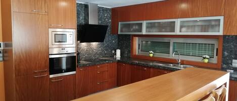 Een koelkast, een magnetron, een oven, een kookplaat